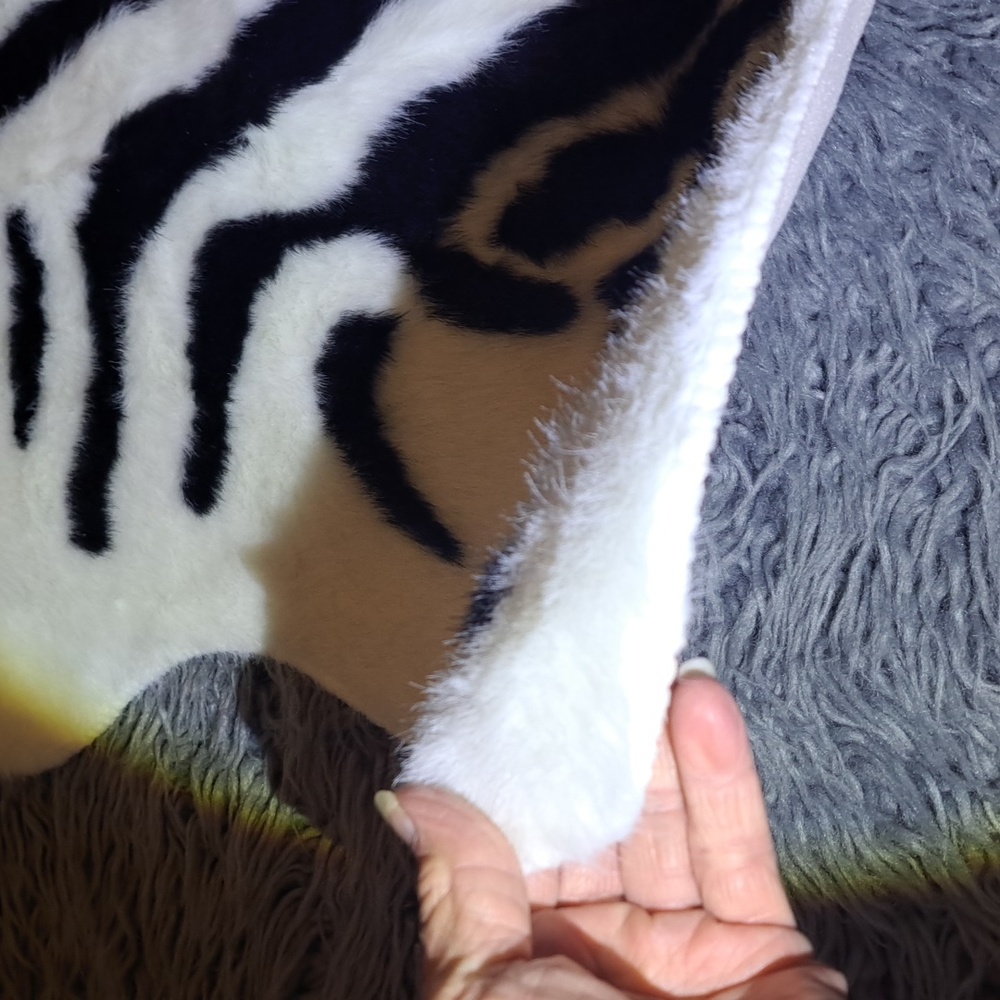 SEXY ZEBRA RUG - Picture 2 of 8